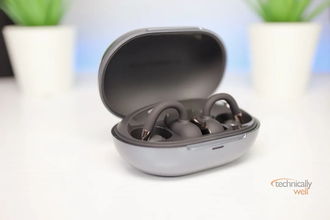 SoundPEATS Clip1 in the charging case