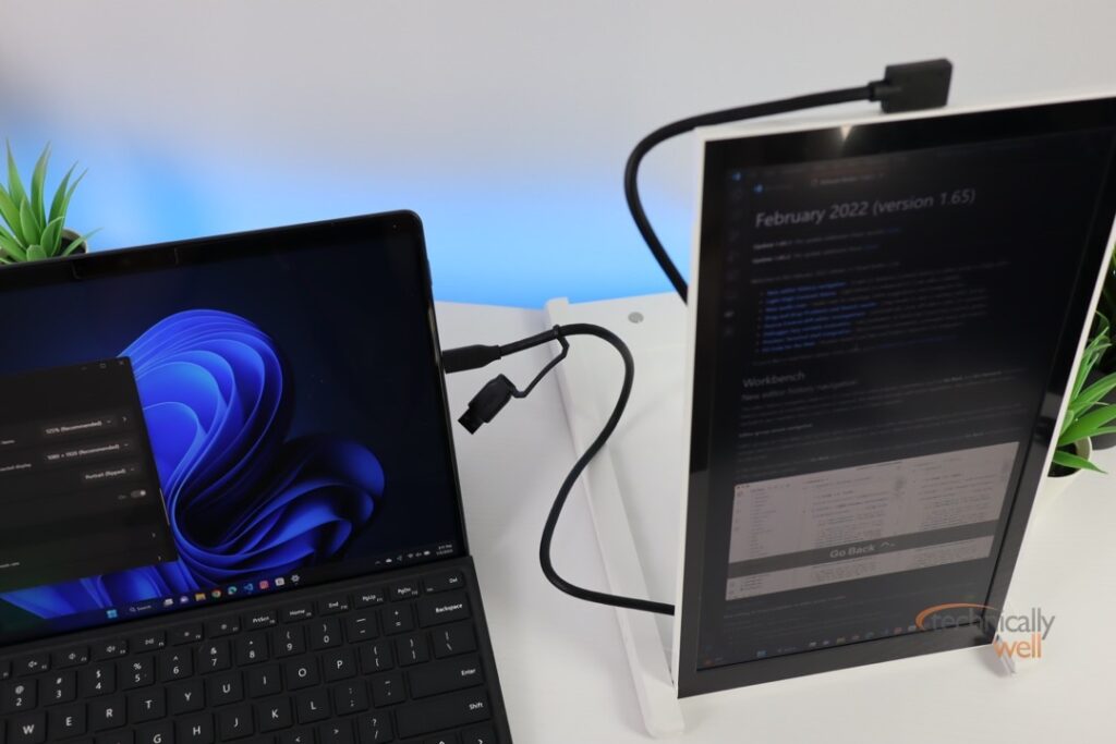 The Mobile Pixels DUEX Lite monitor includes a USB-C cable with a USB-A adapter. 